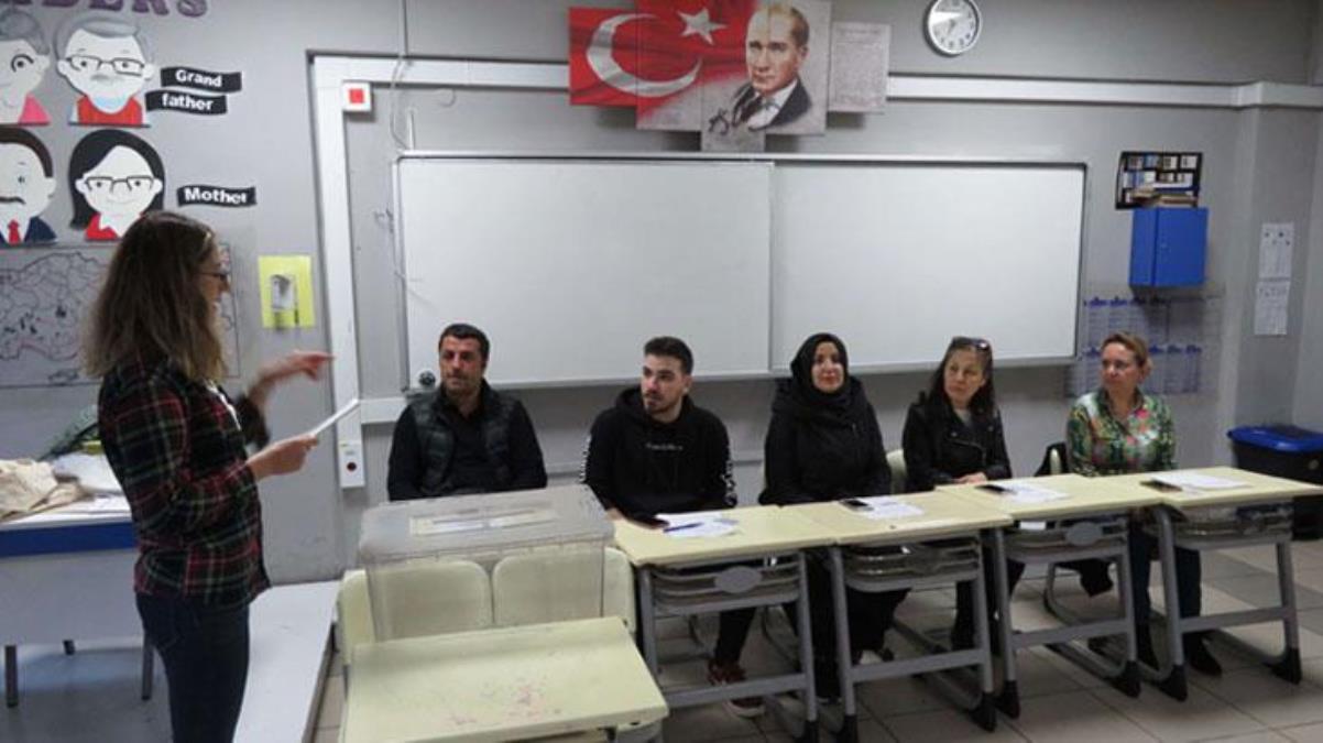 Sandık başındaki görevliler yemini ederek göreve başladı.