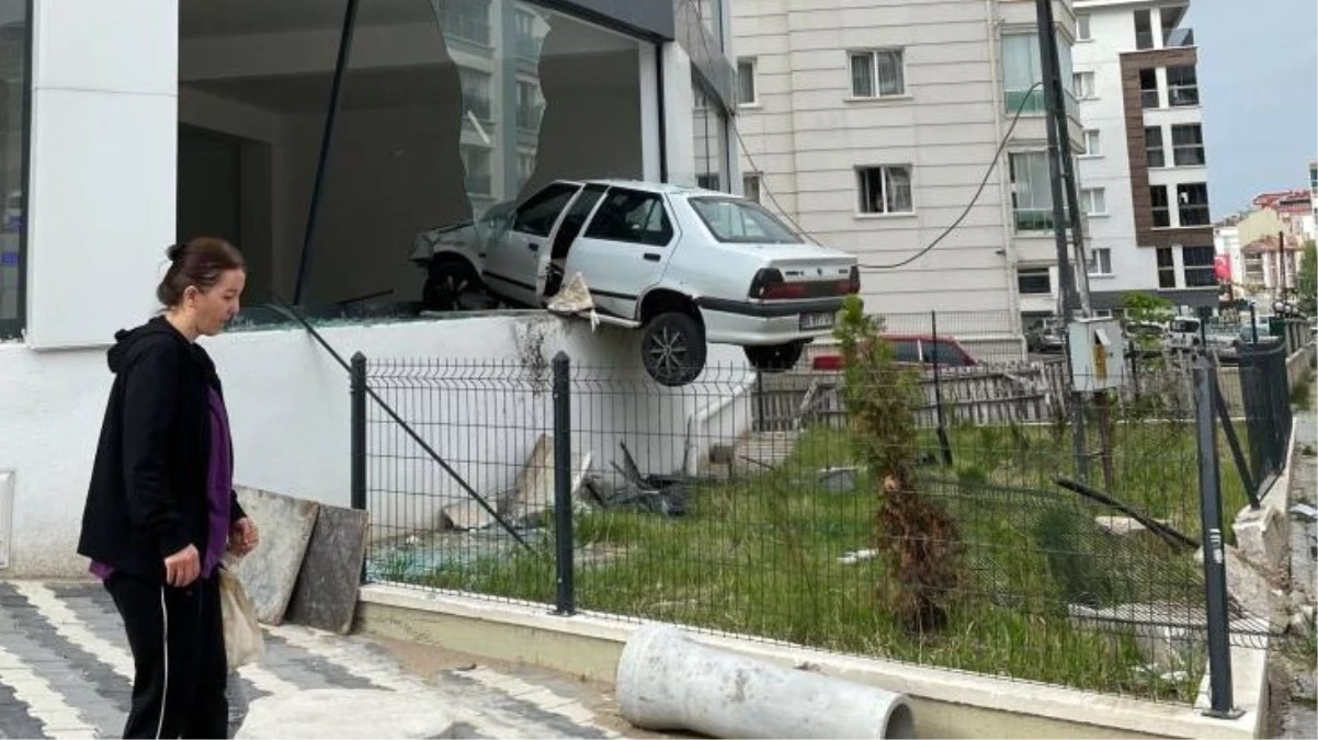 Ankara’da bir garip kaza: Aracıyla boş dükkana daldı, camda asılı kaldı