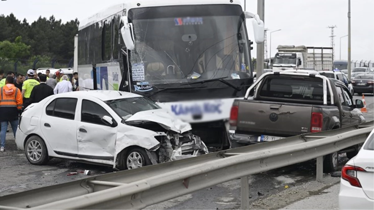 Yolcu otobüsü karşı şeride uçup çok sayıda araca çarptı: 4 yaralı