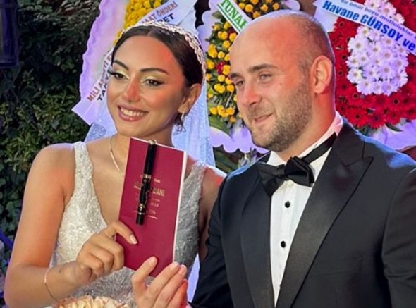 CANAN CEYLAN’IN KIZI CEMRE MASAL GİBİ BİR DÜĞÜNLE EVLENDİ – GÜNDEM – İnternetin Ajansı