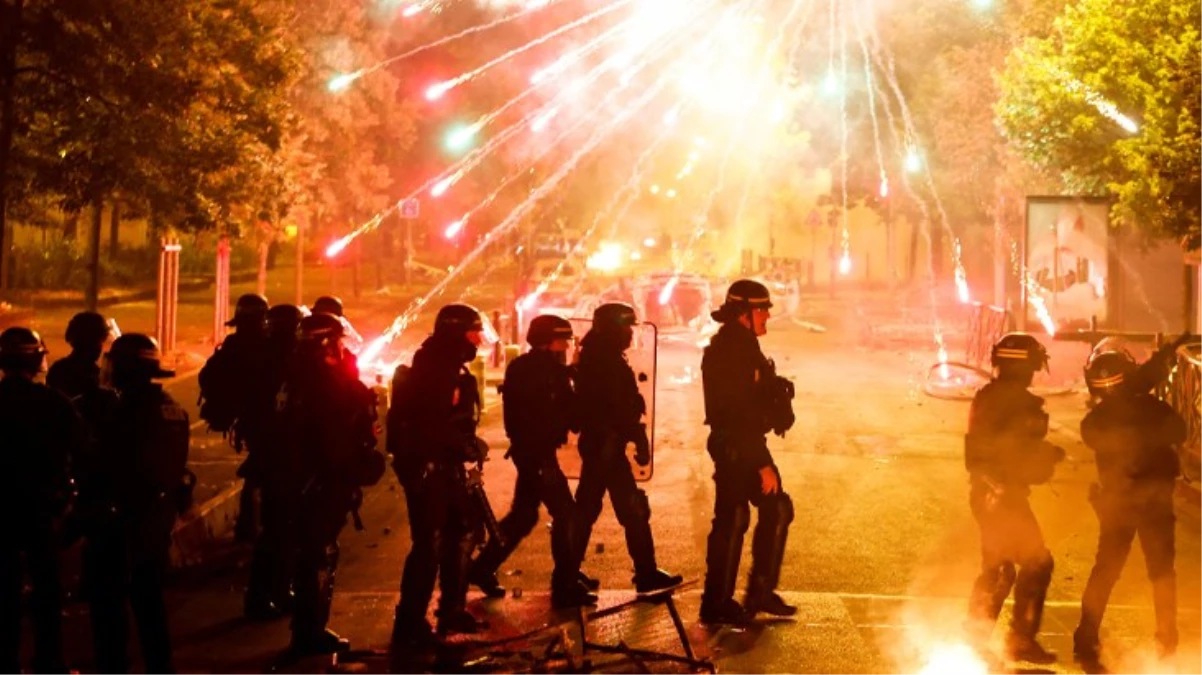 Kaosa sürüklenen Fransa’da tahliyeler başladı: Paris’in en işlek caddesi Şanzelize boşaltılıyor