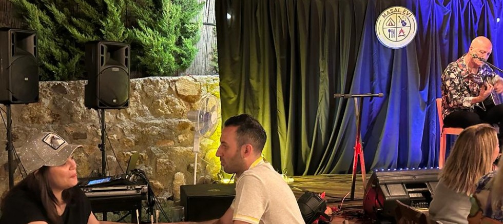 ‘’KIZILCIK ŞERBETİ’’ DİZİSİOYUNCUSU NİLAY SEVGİLİSİ İLE ELELE, GÖZGÖZE – MAGAZİN – İnternetin Ajansı