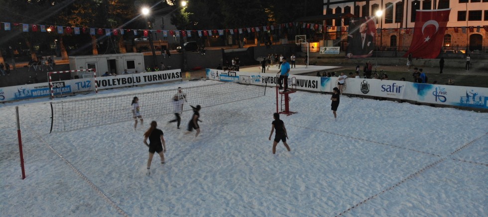 Tuz Sahada Voleybol Oynadılar – SPOR – İnternetin Ajansı
