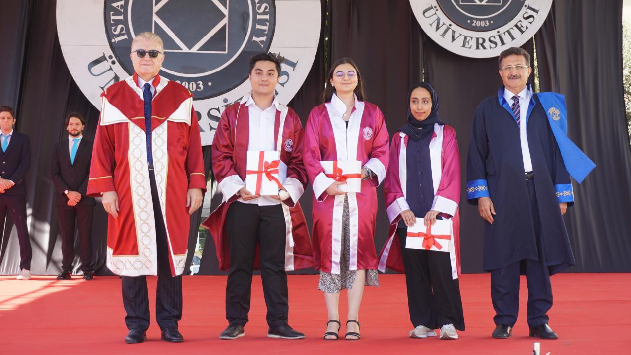 İAÜ'nün dönem birincisi uluslararası öğrenci Abdulmajid oldu