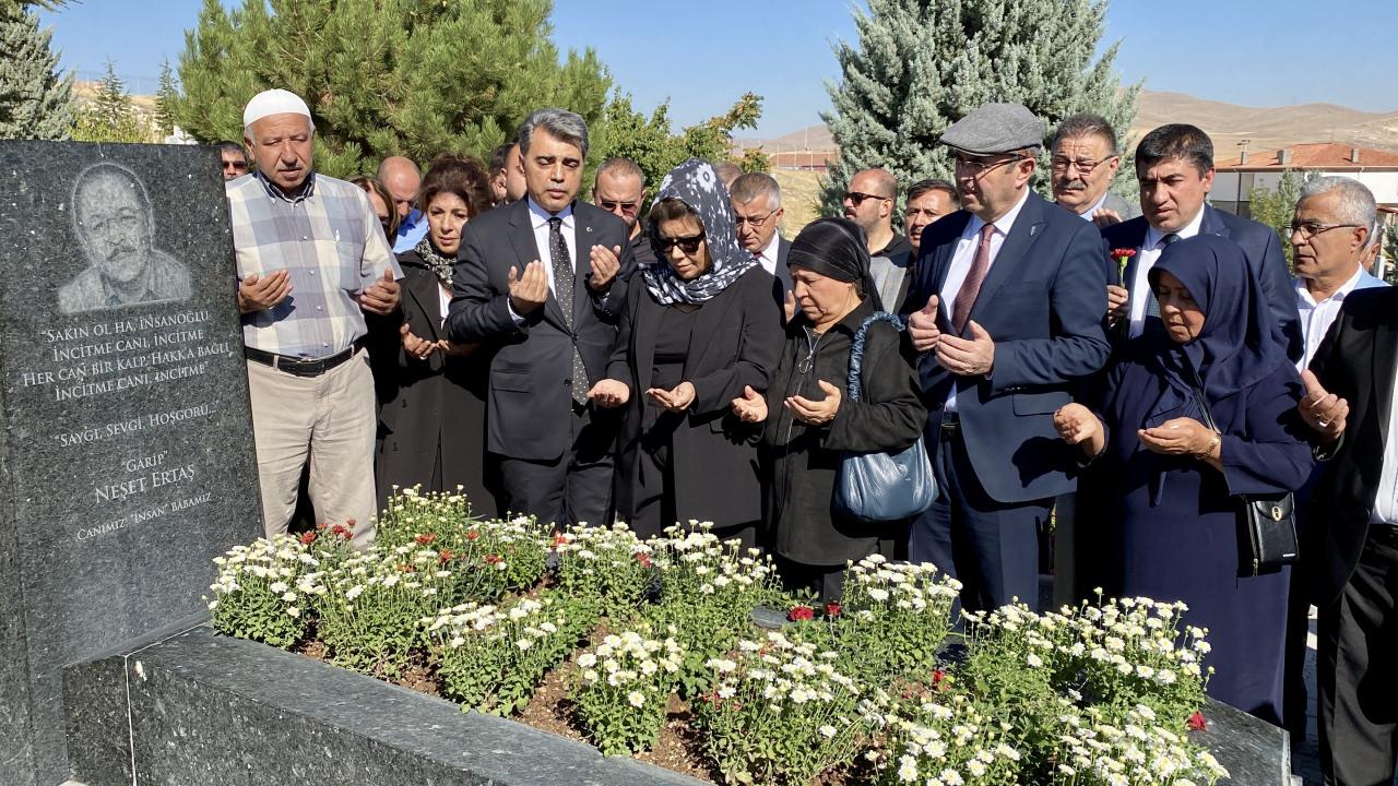 Halk ozanı Neşet Ertaş, Kırşehir'de mezarı başında anıldı