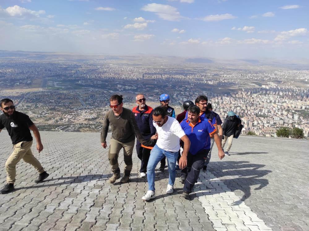 Kayseri'de yamaç paraşütü yere çakıldı!