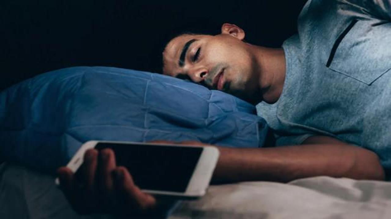 Başucunda telefonla sakın uyumayın! Telefon yanında uyumanın zararları…