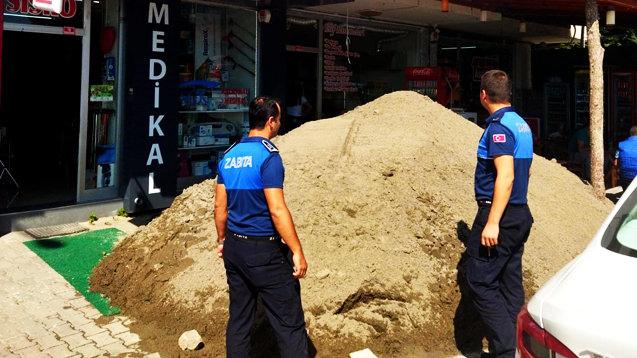 Kiracısını çıkarmak için dükkanının önüne kum döktü, aldığı cezayı görünce de şaşırdı