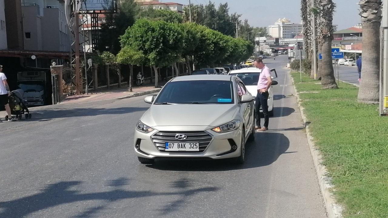 Kurallara uyup yaya geçidindeki yolculara yol verdi, 3 araç zincirleme kaza yaptı