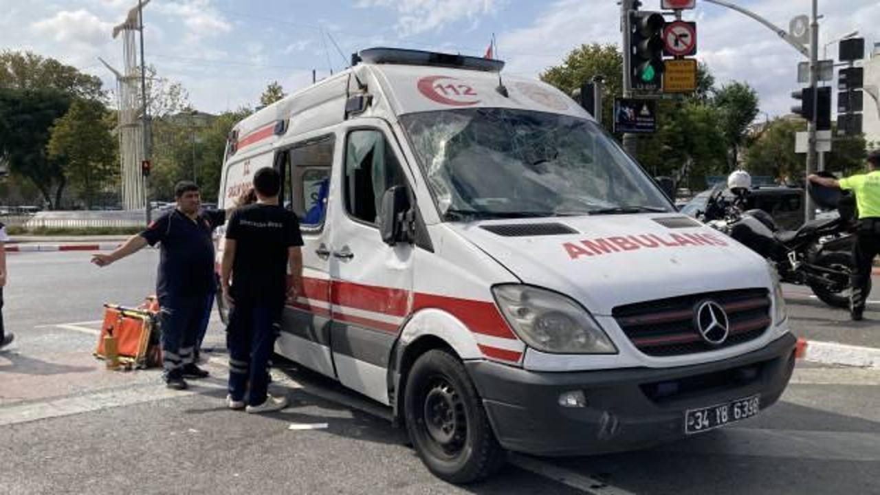 Fatih’te otomobilin çarptığı ambulans devrildi: 3 kişi yaralandı!