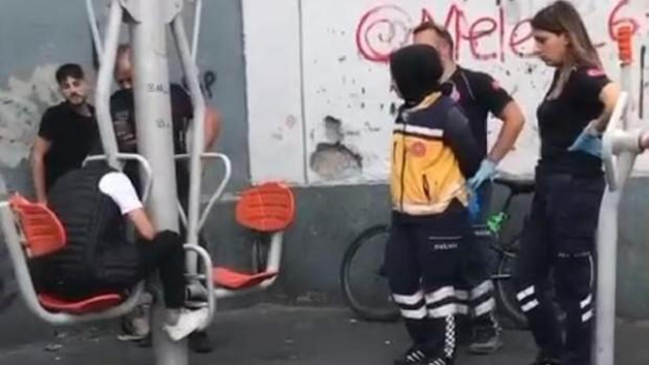 Görenler şaşkına döndü! Parkta başı spor aletine sıkıştı…