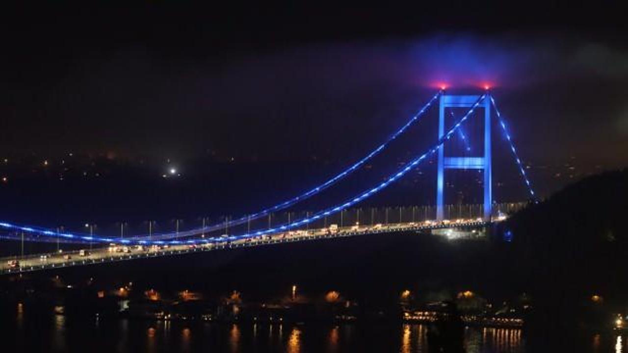 İstanbul’daki iki köprü Dünya Denizcilik Günü için ışıklandırıldı