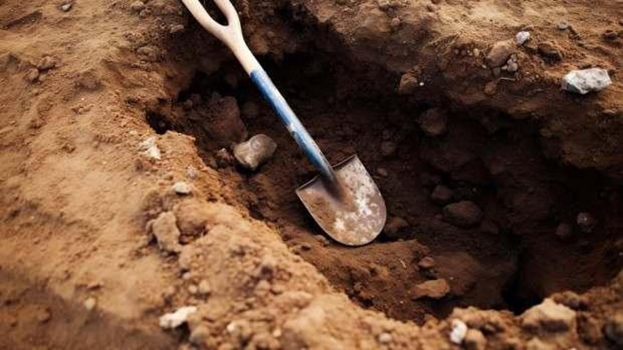 Kaybettikleri altın küpeyi dedektörle arayan aile pahabiçilemez keşif yaptı