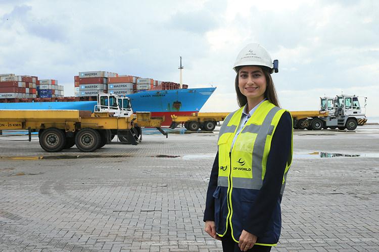 Temizlik görevlisi olarak başladığı limanda tonlarca ağırlıktaki yükleri taşıyor