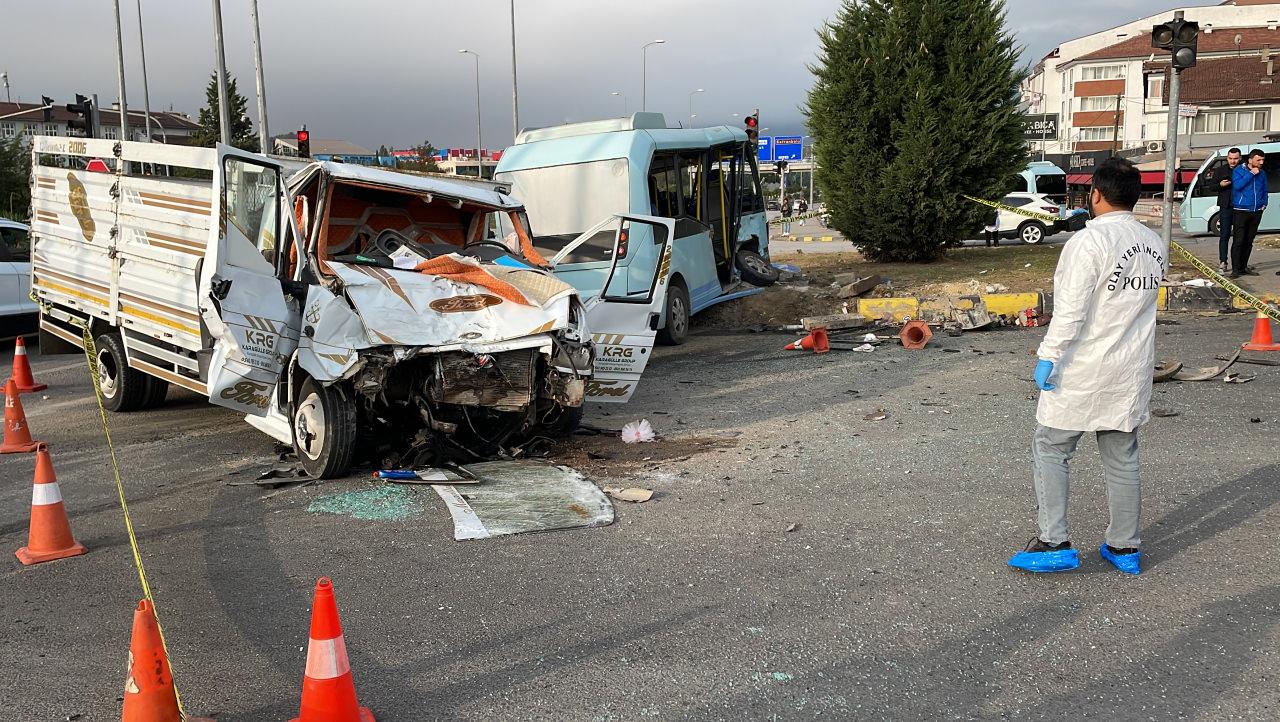 Karabük'te feci kaza: Kamyonet ile minibüsün çarpıştı, 11 kişi yaralandı!