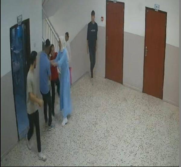 Okumasını istemediği kız kardeşinin okulunu bastı, dehşet saçtı!