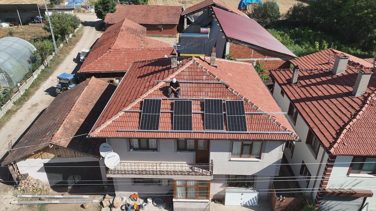 Orman köylüleri güneş enerjisiyle kendi elektriğini üretiyor