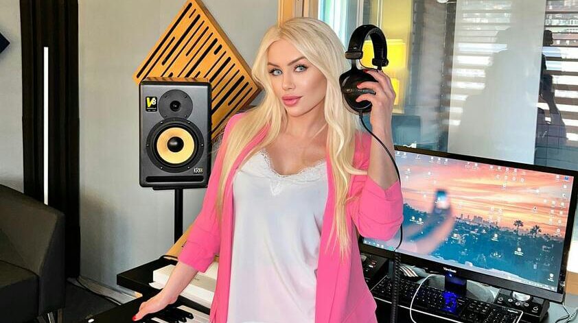 Şarkıcı Maya Sezan Aksu’nun Şarkısıyla Ortalığı Kasıp Kavurdu