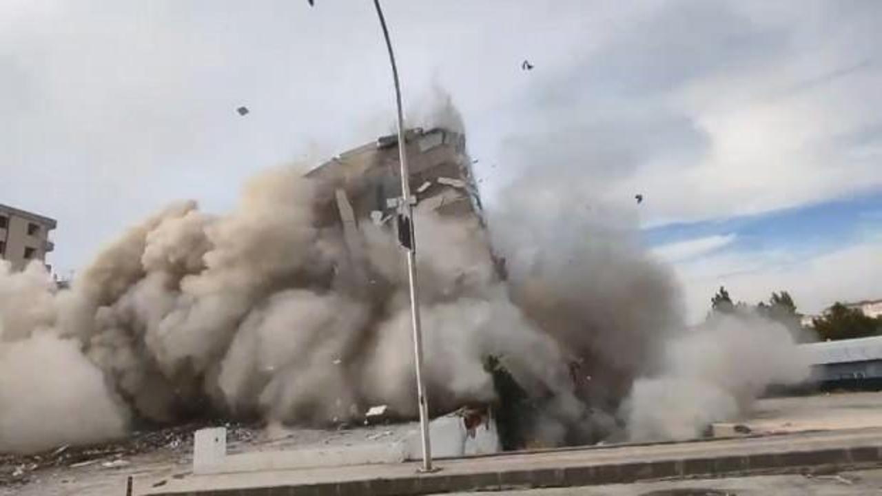 Ağır hasarlı bina, yıkım sırasında çöktü