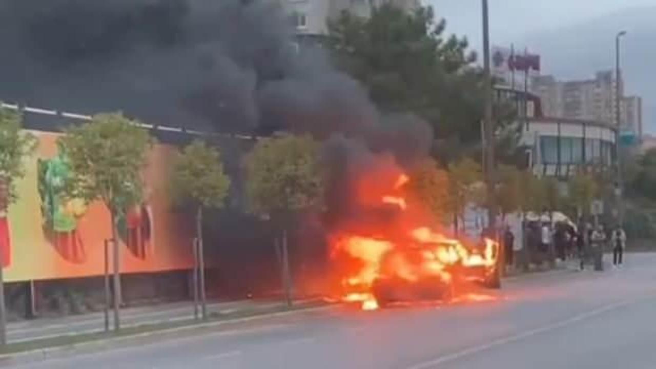 Ataşehir’de seyir halindeki otomobil alev alev yandı