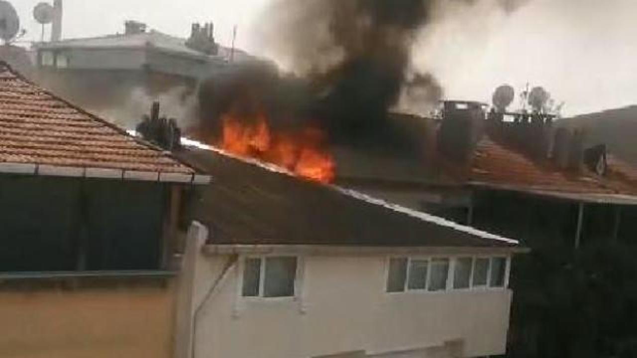 Avcılar’da 3 katlı binanın çatısında yangın çıktı