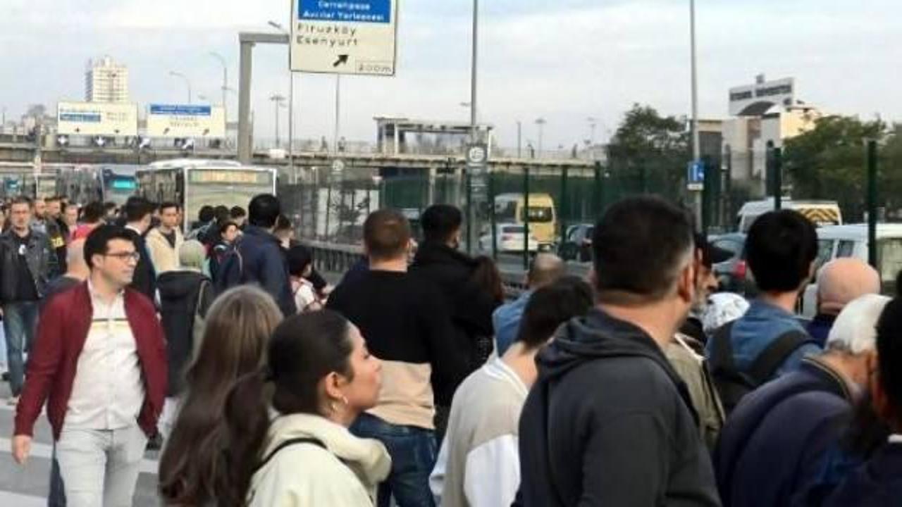 Avcılar’da metrobüse binmek isteyenlere ‘beyaz yol’ sürprizi