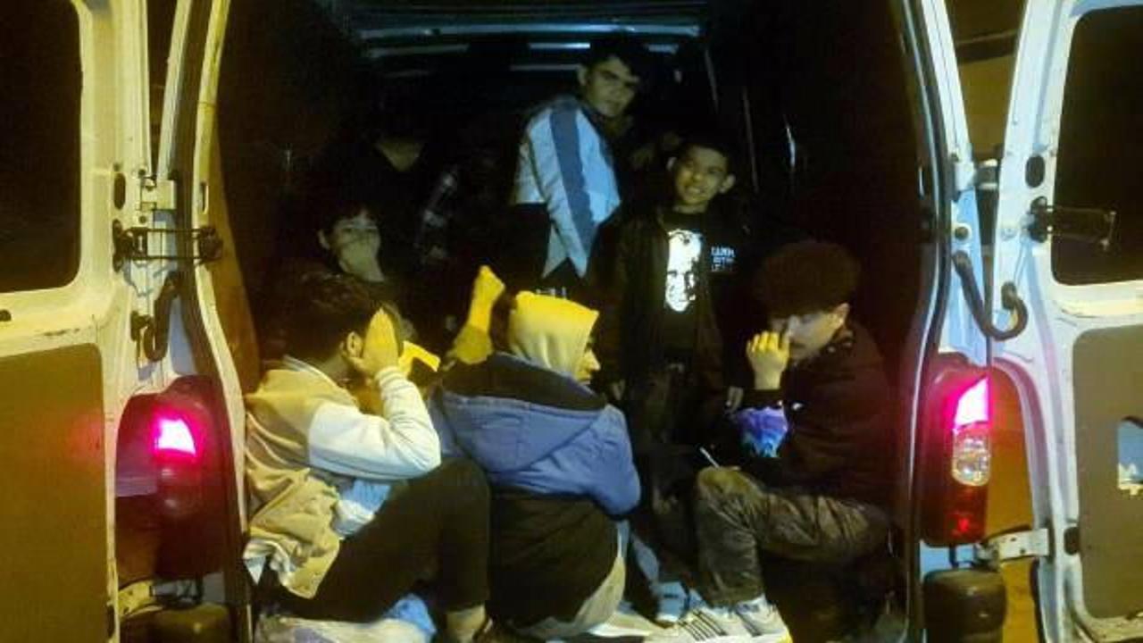 Çanakkale’de minibüsten 34 kaçak göçmen çıktı