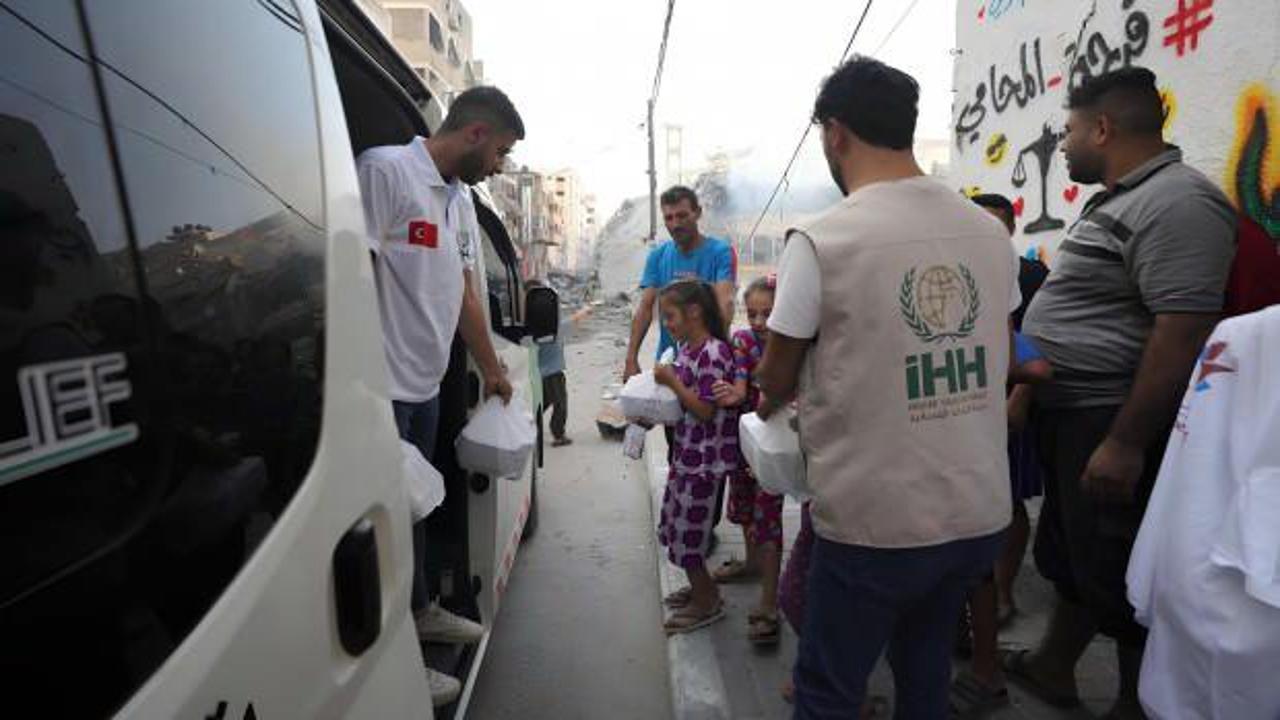 İHH, Gazze’de sıcak yemek dağıtımlarına devam ediyor