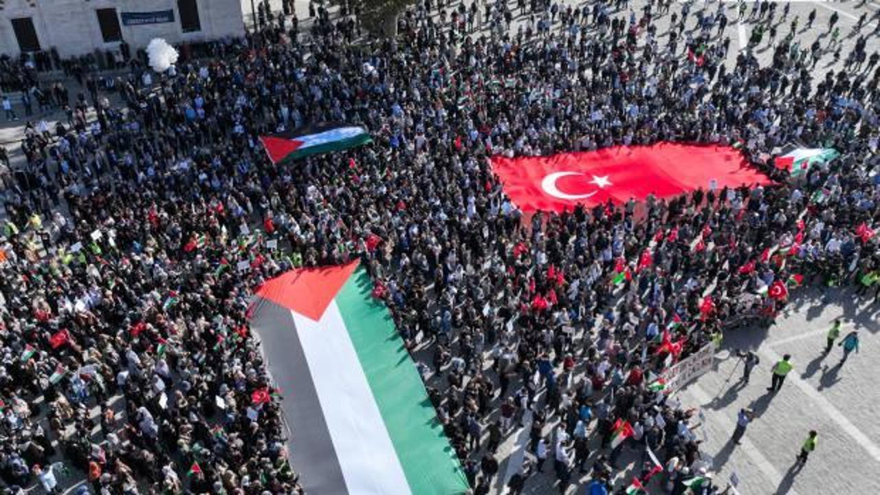 İsrail’in Gazze’ye yönelik saldırıları Beyazıt Meydanı’nda protesto edildi