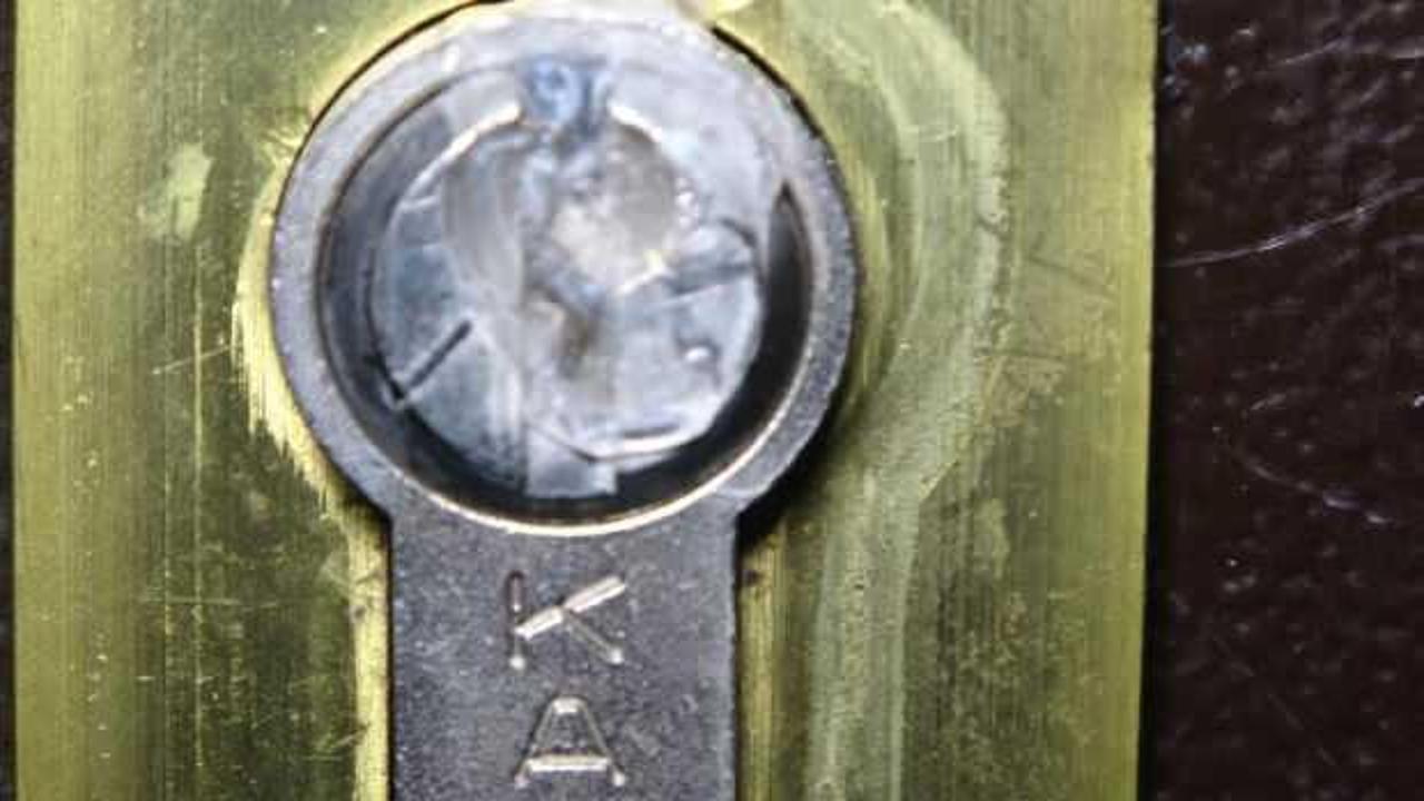 Kiracılar eve giremesin diye kapılarına yapıştırıcı sürdü