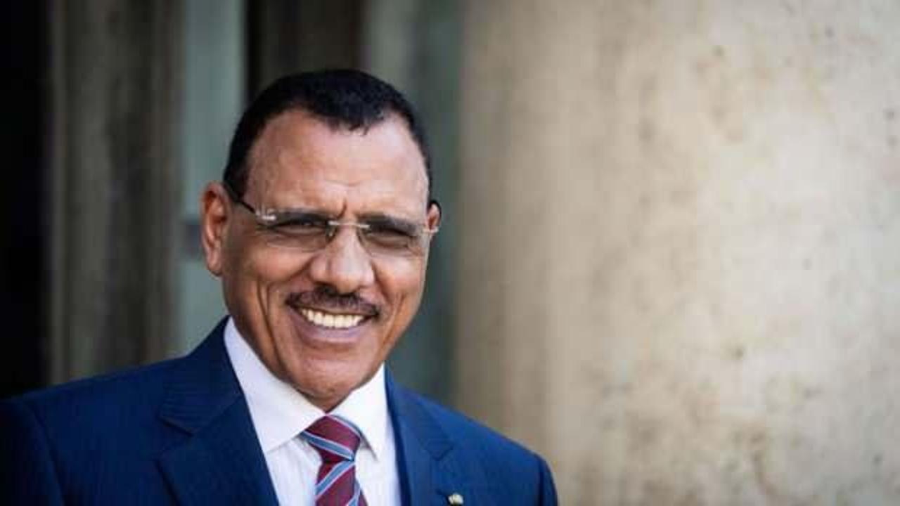 Nijer’de devrik Cumhurbaşkanı Bazum ev hapsinden kaçmaya çalışırken yakalandı