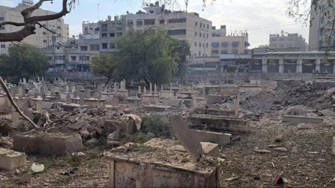 Ölüm de İsrail zulmünden kurtaramadı! Gazze’deki mezarlıklar bile bombalandı