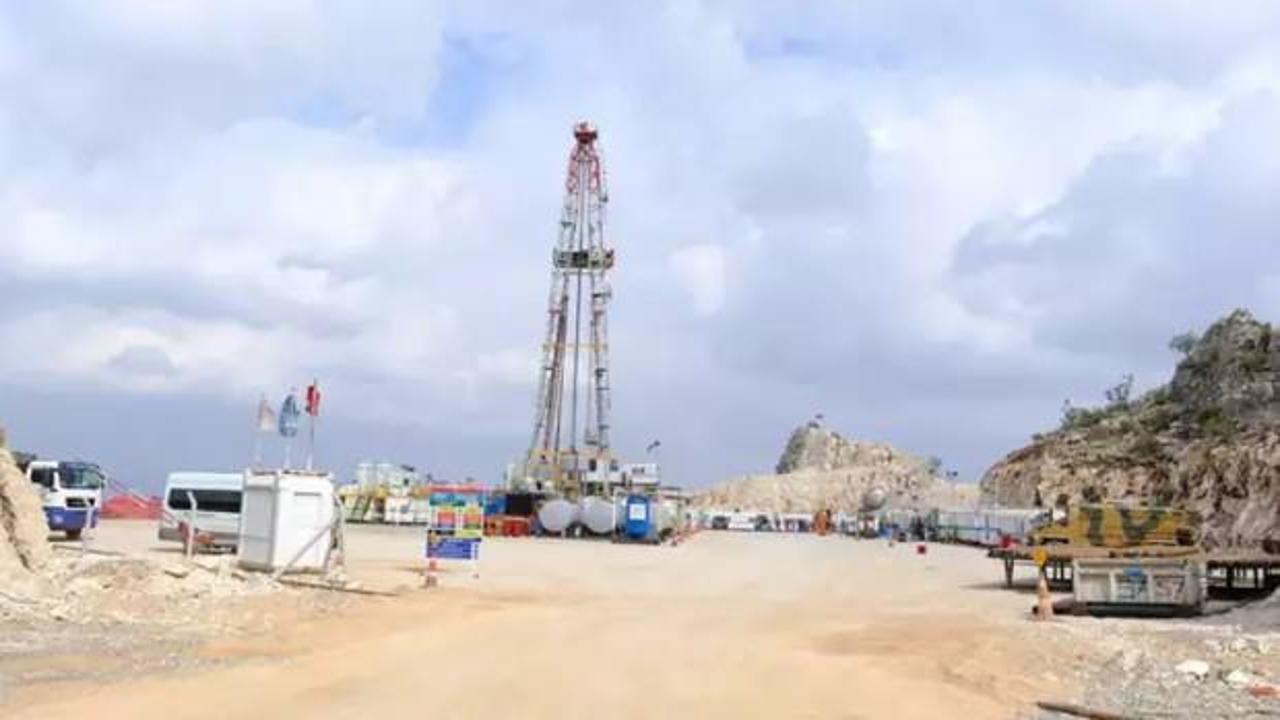 Petrol üretimi yapılan sahada inceleme