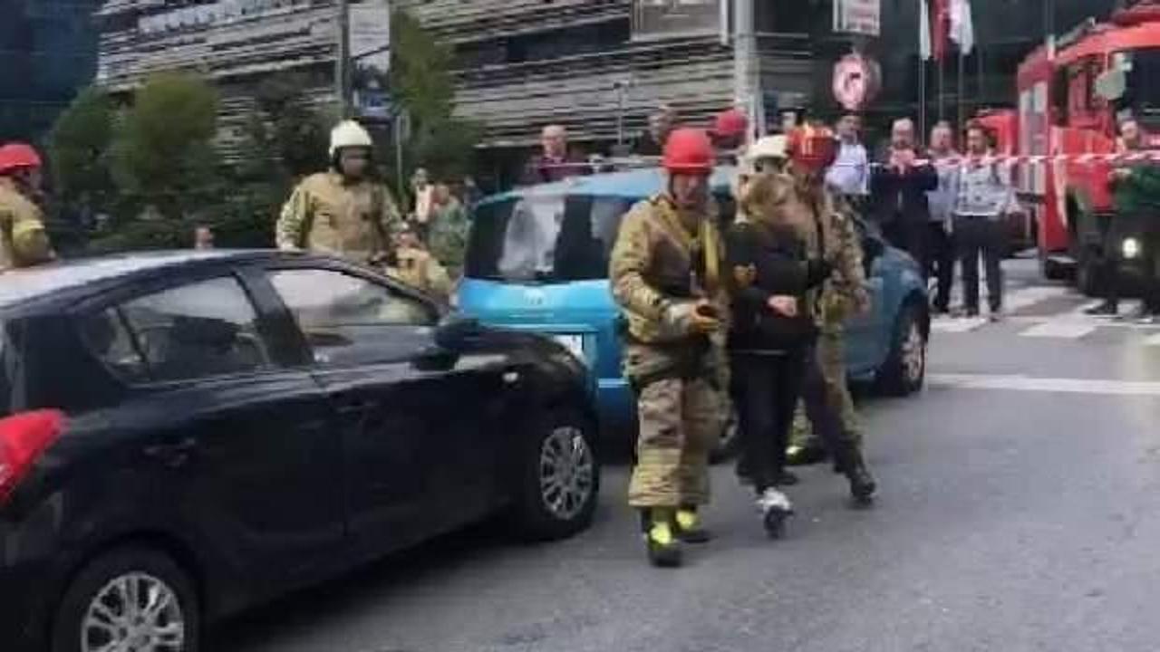 Şişli’de kaldırım çöktü, kadın içine düştü!