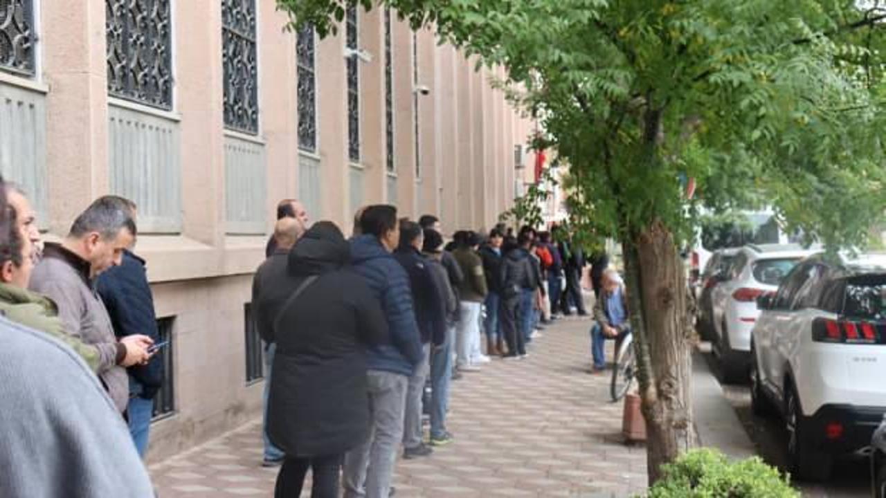 Vatandaşların madeni para kuyruğu