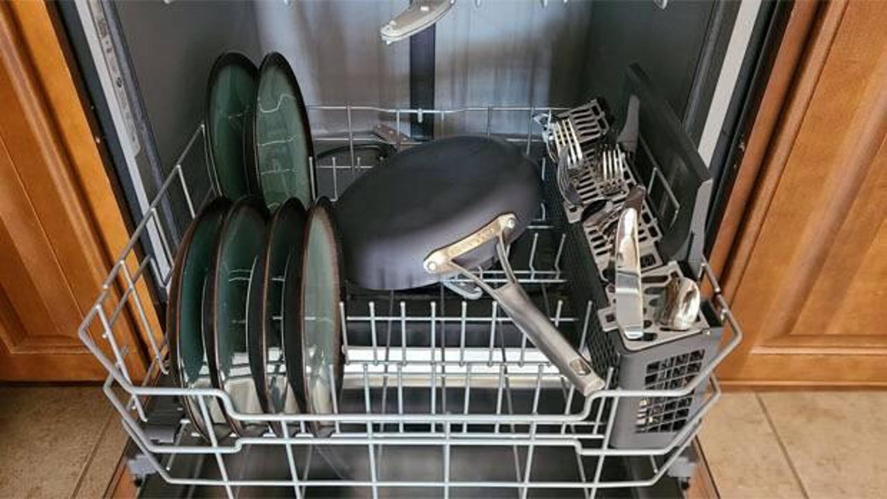 Yapışmaz tavalar bulaşık makinesinde yıkanır mı?