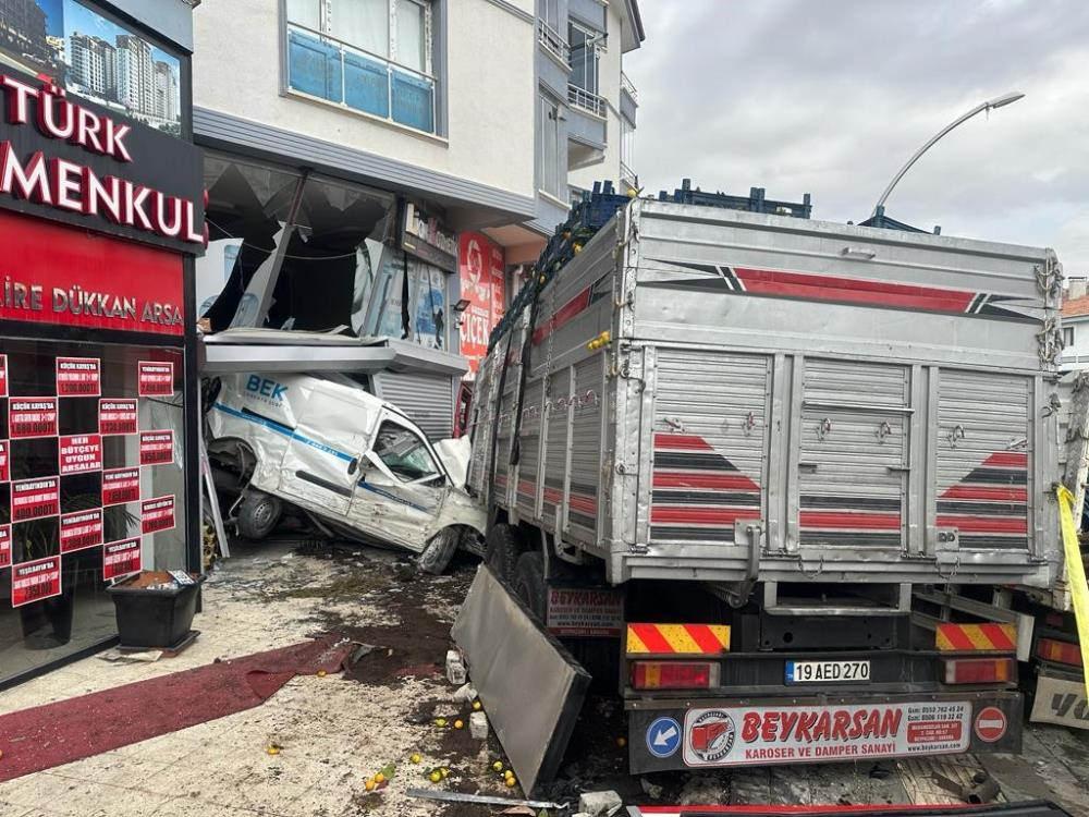 Freni patlayan kamyon önüne aldığı aracı sürükleyerek dükkana girdi: 2 yaralı