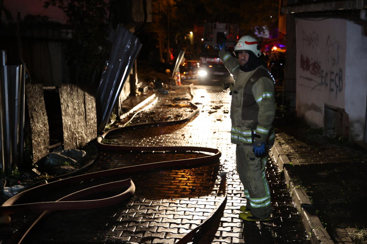 Şişli'de çatıda çıkan yangın söndürüldü