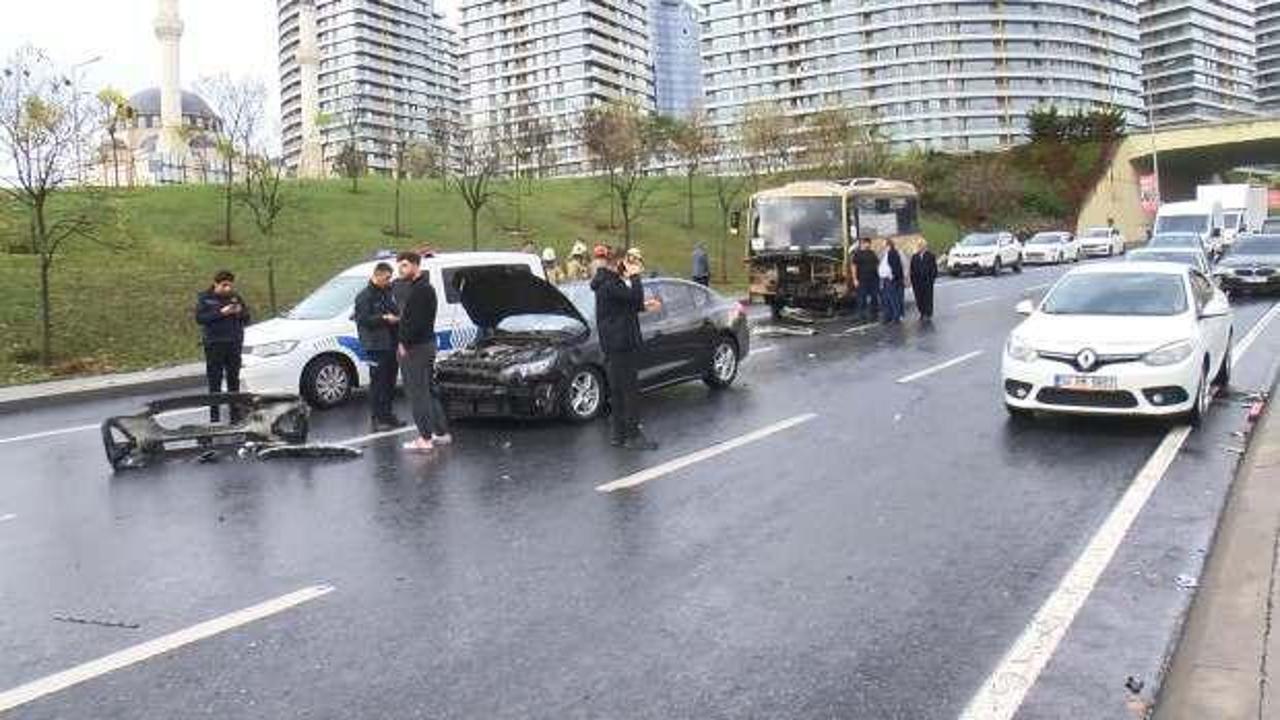 Bağcılar’da 8 araç birbirine girdi: Yaralılar var