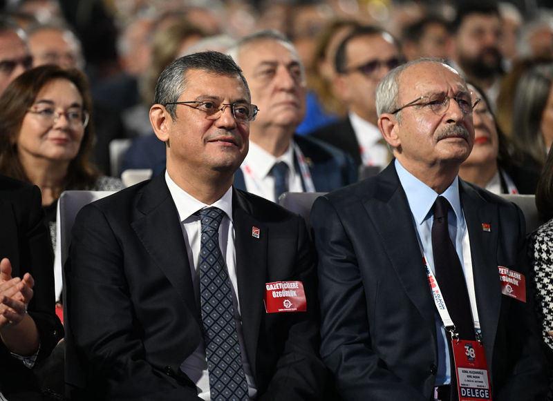 CHP'de başkanlık yarışı: Özgür Özel kurultayda konuşuyor