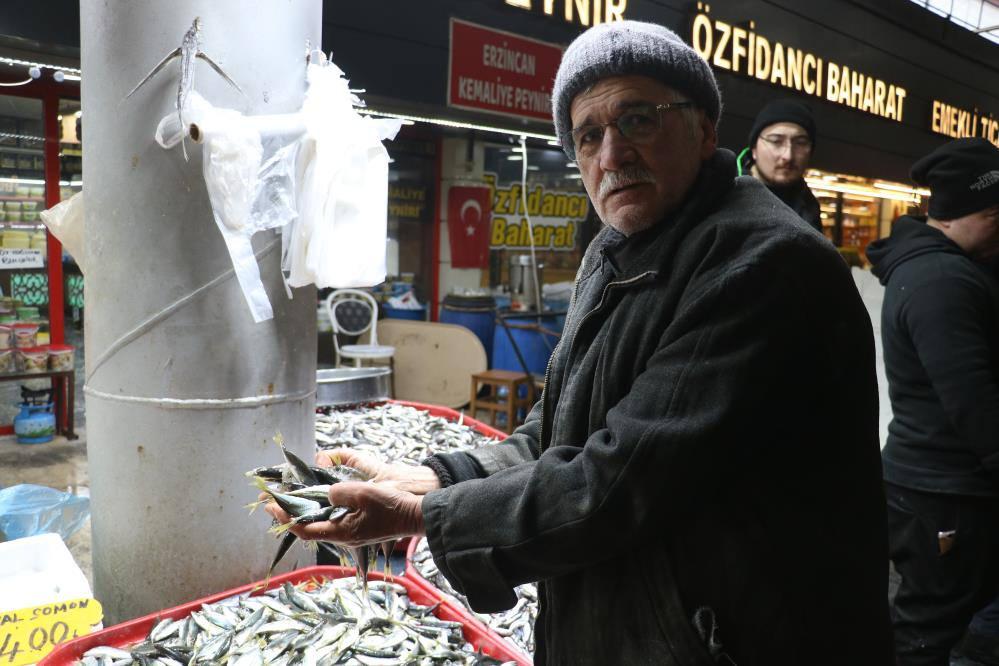 Üç farklı denizden geliyor, her çeşit balık satılıyor