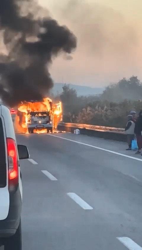 Mevsimlik işçi taşıyan servis alev alev yandı