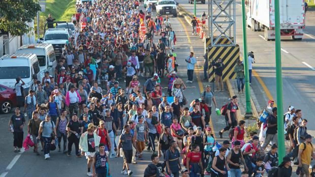 Meksika’dan yola çıkan binlerce göçmen ABD sınırına gidiyor