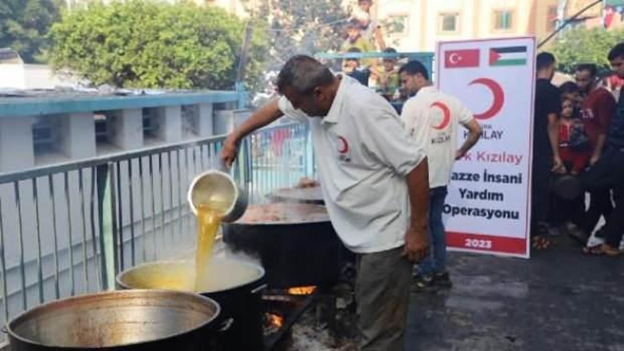 Gazın bittiği Gazze’de Kızılay yemekleri odun ateşiyle pişiriyor