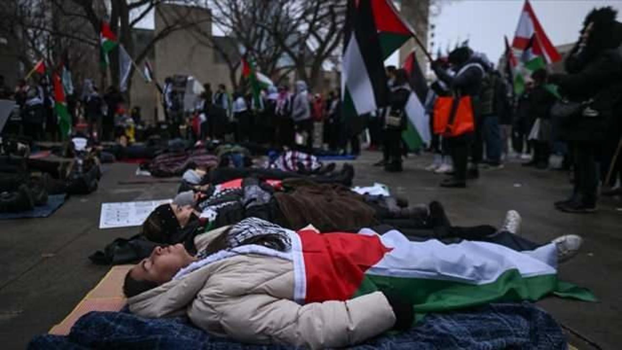 İsrail’in Gazze’deki sivil katliamına dikkat çekmek için Norveç’te kefenli eylem yapıldı