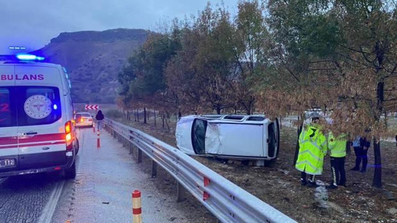 Manisa’da bariyerlere çarpan araç yan yattı