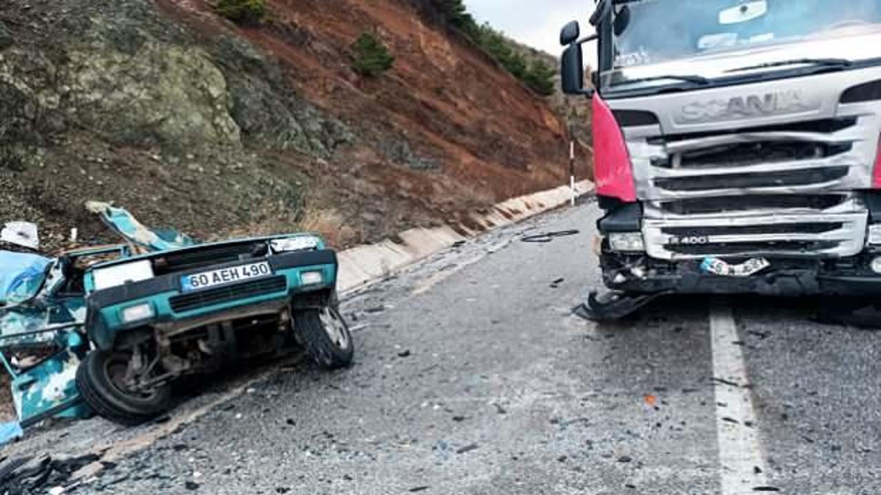Tokat’ta feci kaza! Tır ile otomobil kafa kafaya çarpıştı: 2 ölü, 1 yaralı