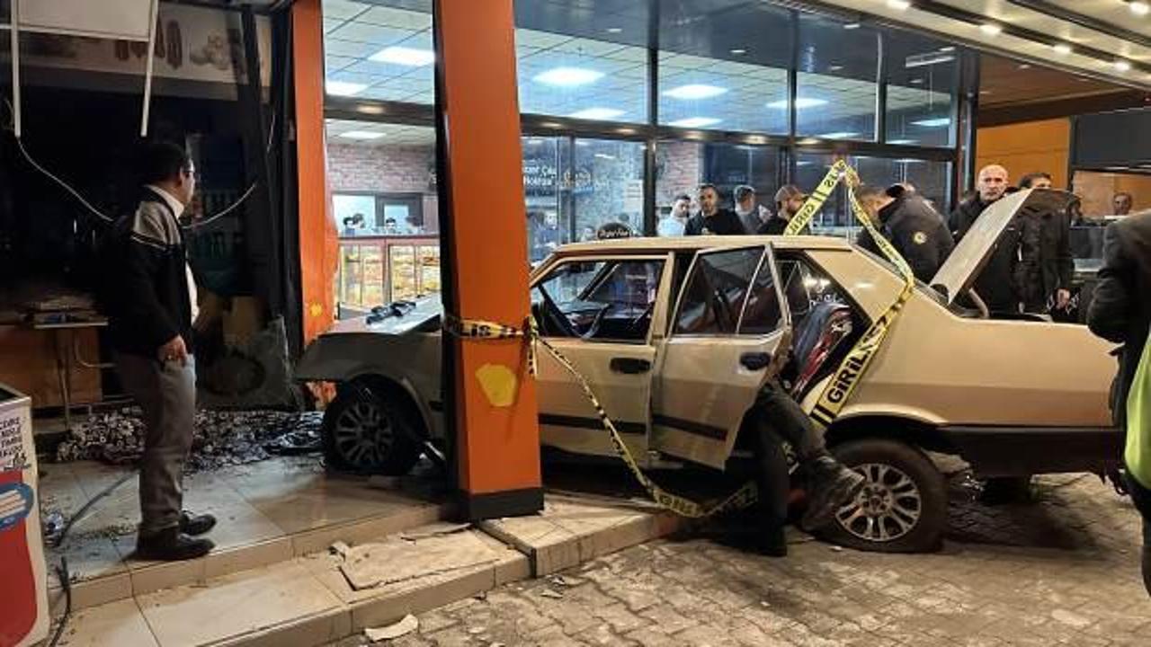 Otomobil iş yerine girdi: 1 ölü 1 yaralı