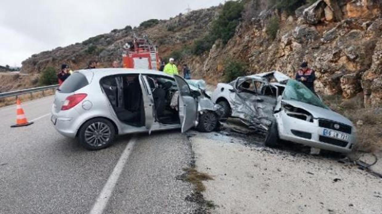 Otomobiller çarpıştı; 1 ölü, başhekim ile 3 sağlıkçı yaralı