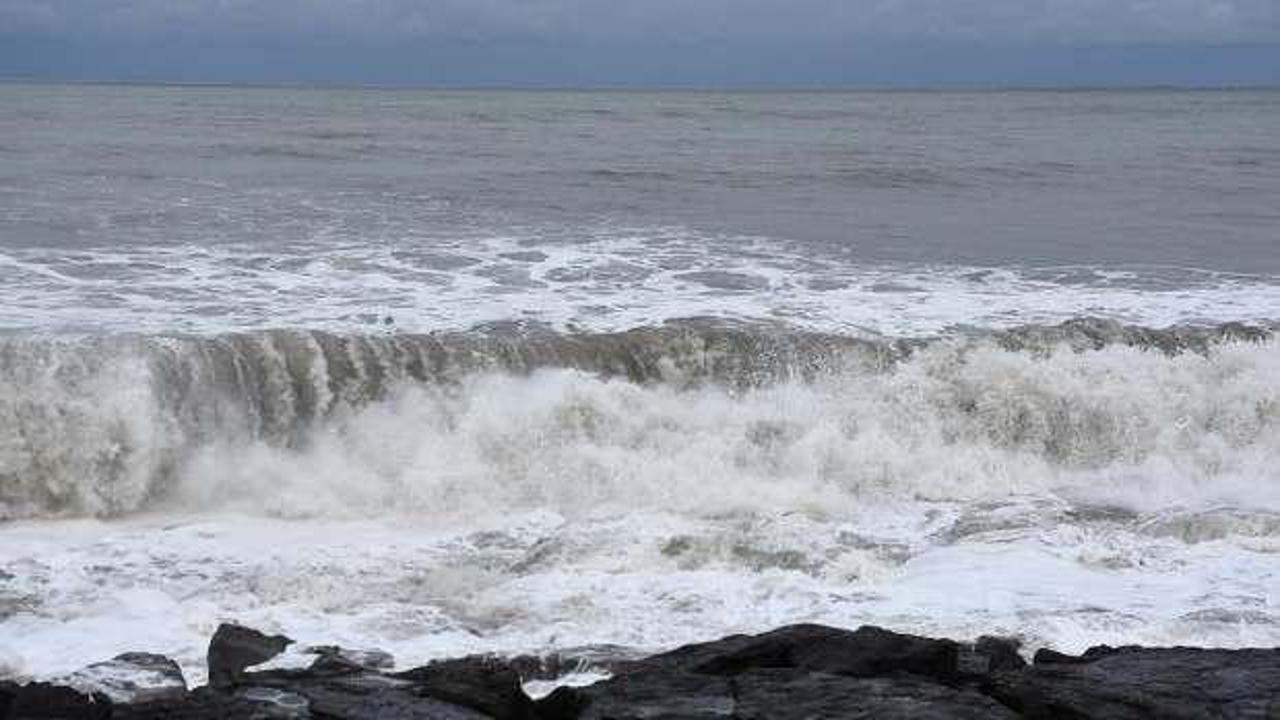 Trabzon’da dalgalara kapılan 2 kişi kayboldu